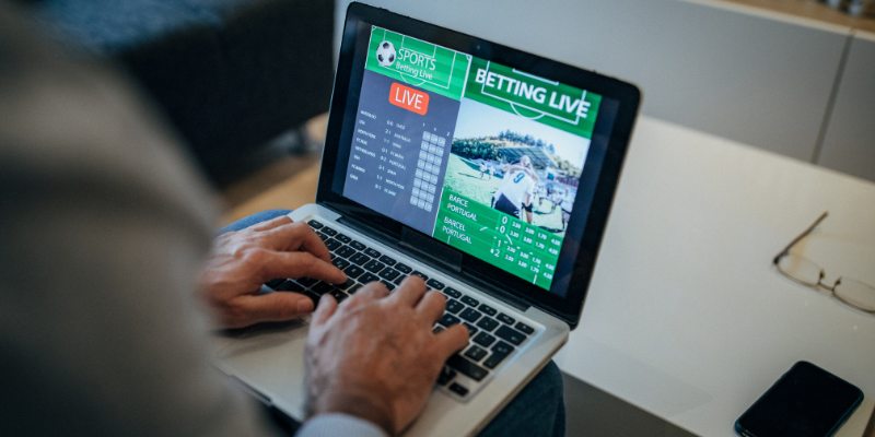Personalized notifications for daily global football score tracking